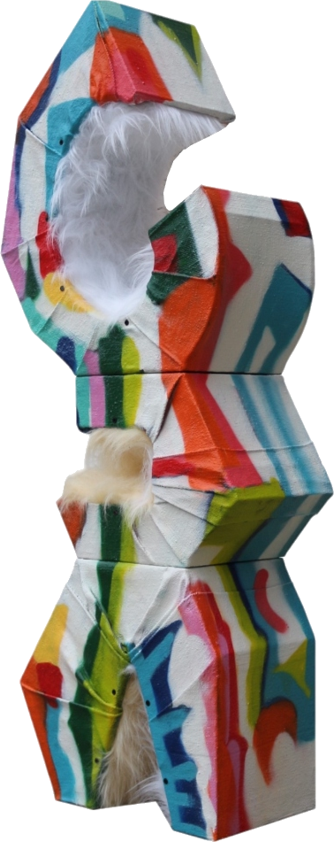 3.14 — sculpture U mutant, palette saturée et fourrure blanche